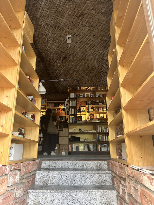 Konets Prekrasnoy Epohi -  a unique hybrid of bookstore and bar