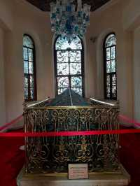 Valide Sultan Mosque, Türkiye: Graceful Legacy of Ottoman Queens