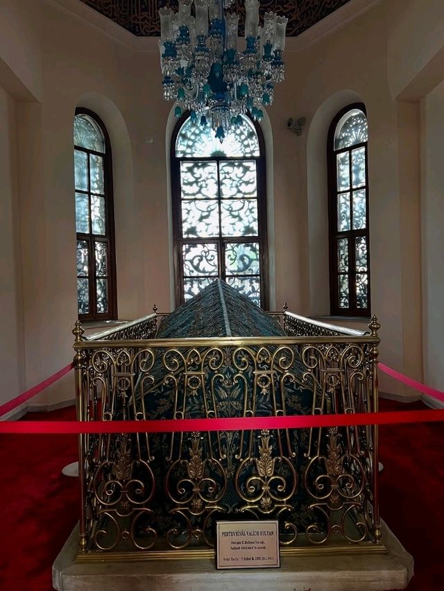 Valide Sultan Mosque, Türkiye: Graceful Legacy of Ottoman Queens