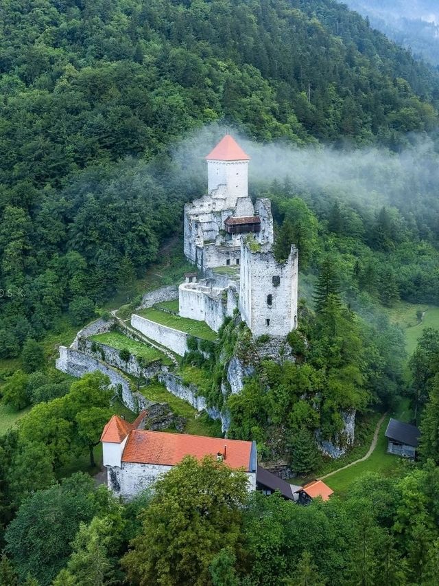 🏰🌿 “Historic Heights: My Visit to Kamen Castle” ✨🛡️