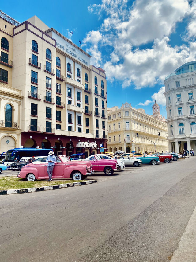 Explore Havana Like a Local: Classic Cars & Colorful Streets 