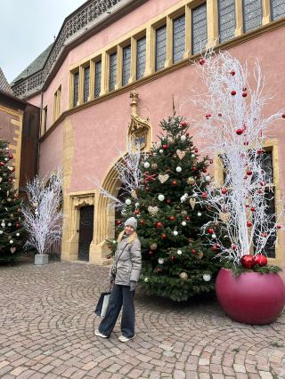 ก้าวเข้าสู่โลกแห่งเทพนิยาย—ถนนในเมืองเก่าโคลมาร์ 🌧️🏘️🎄
เมืองเก่าโคลมาร์เป็นหนึ่งในจุดหมายปลายทางที่น่าหลงใหลที่สุดในยุโรป ด้วยบ้านเรือนสีพาสเทลแบบครึ่งไม้ ถนนคดเคี้ยว และการจัดแสดงดอกไม้ที่สดใส (แม้ในวันที่เมฆปกคลุม!) การผสมผสานระหว่างสถาปัตยกรรมแบบตะวันตกและกลิ่นอายของสถาปัตยกรรมสมัยใหม่ ทำให้โคลมาร์มีบรรยากาศที่เป็นเอกลักษณ์ ทั้งเก่าแก่และสดใหม่

เส้นทางแนะนำ: เริ่มต้นที่ Rue des Marchands เพื่อชื่นชมอาคารยุคกลาง จากนั้นเดินไปยัง Petite Venise—บริเวณคลองที่มีชื่อเสียง—เพื่อถ่ายภาพเงาสะท้อนบนผืนน้ำที่สวยงาม อย่าพลาด Place de la Cathédrale สำหรับสถาปัตยกรรมอันน่าทึ่งและต้นคริสต์มาสที่สวยงาม หากมาเยือนในฤดูหนาว

ประสบการณ์ที่ห้ามพลาด:
· เดินเล่นใต้ท้องฟ้าที่มีเมฆมากเพื่อถ่ายภาพบรรยากาศโรแมนติก จากนั้นชมเมืองที่ส่องประกายยามพระอาทิตย์ตกดินหากดวงอาทิตย์โผล่พ้นน้ำ

· หยุดถ่ายภาพระยะใกล้ของอาคารที่มีสีสันสดใส โดยเฉพาะบริเวณศาลากลางและถนนใกล้เคียง

· จิบไวน์ Alsace หรือเบียร์ท้องถิ่นที่คาเฟ่ริมถนน—อบอุ่นเป็นพิเศษในวันที่ฝนตก!

จุดถ่ายรูปสวยๆ ลง Instagram:
· สะพานข้ามคลอง Petite Venise: ถ่ายภาพทั้งน้ำและกระถางดอกไม้

· ต้นคริสต์มาสและหน้าต่างร้านค้าตกแต่งสวยงามบนถนน Rue des Marchands (ฤดูหนาว)

สัมผัสความทันสมัยที่ไม่เหมือนใครท่ามกลางอาคารเก่า—มองหาผลงานศิลปะหรือภาพจิตรกรรมฝาผนังใหม่ๆ

เคล็ดลับการท่องเที่ยว:
· เมืองเก่า Colmar เปิดตลอดทั้งวันตลอดทั้งปี—เหมาะสำหรับนักท่องเที่ยวที่มีเวลาจำกัด

· วันที่มีเมฆมากและฝนตกอาจสร้างแสงที่สวยงามสำหรับการถ่ายภาพ แต่ควรนำเสื้อกันฝนไปด้วย (ร่มมักใช้ไม่ได้ผลในตรอกแคบๆ!)

วันธรรมดาจะเงียบกว่า; ช่วงเช้าตรู่ = ถนนที่ว่างเปล่าอย่างน่าอัศจรรย์

ข้อควรระวัง:
ถนนปูด้วยหินอาจลื่นได้ในขณะฝนตก! สวมรองเท้าที่แข็งแรงและระมัดระวังในการเดิน

#โคลมาร์ #เมืองเก่า #ท่องเที่ยวฝรั่งเศส #เดินชมเมือง #ยุโรปในเทพนิยาย