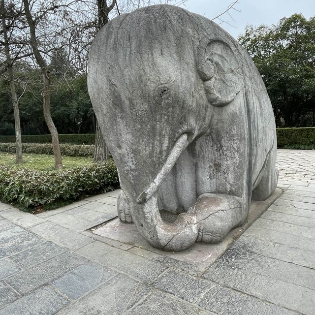 600年の眠りから蘇って来そうな石像にドッキリ、明孝陵