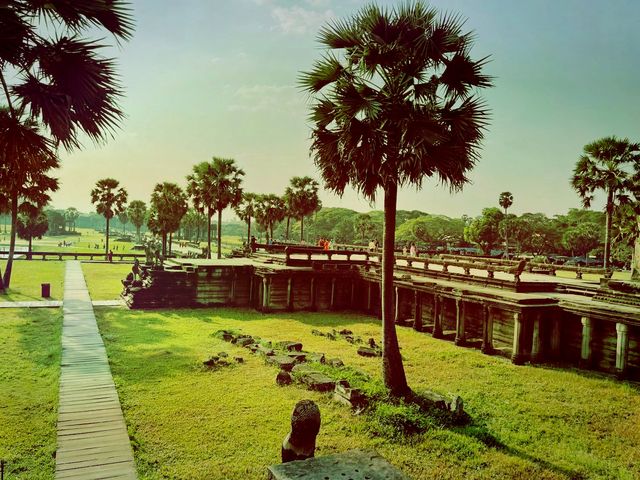 Visit the red "Khmer" 🇰🇭 and experience the unique beauty of the palace 🎊🎊🎊.