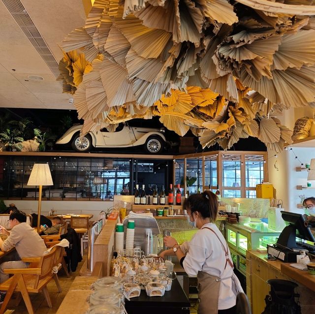 Warm Culinary Haven at Mama Kelly
