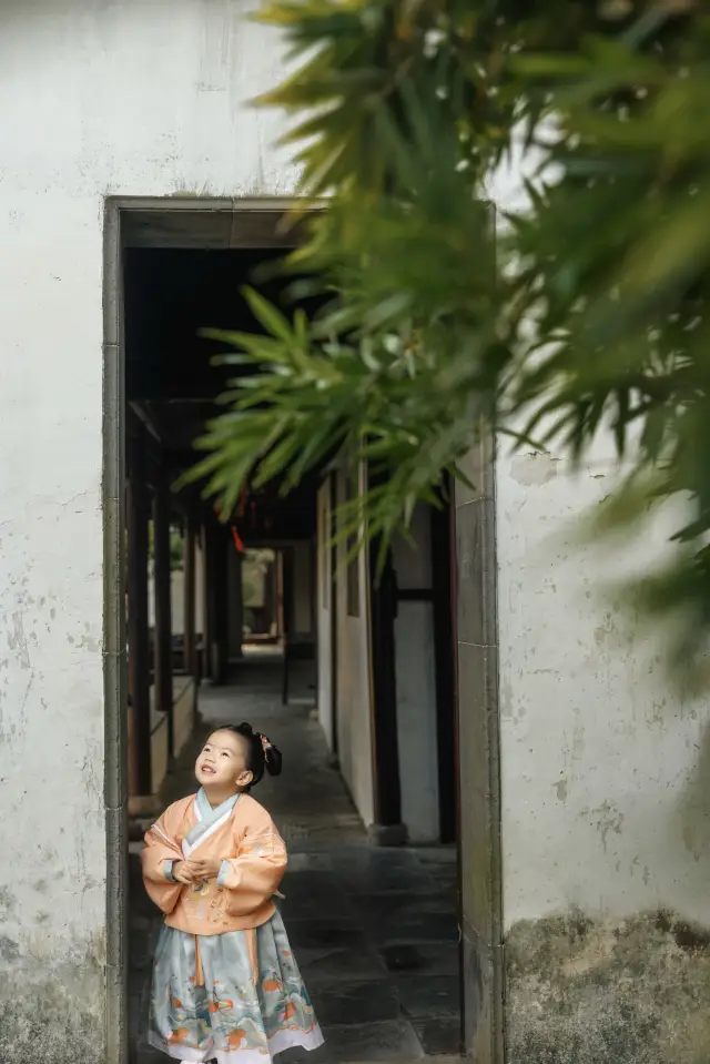 Wearing Hanfu is a must when visiting gardens in Suzhou