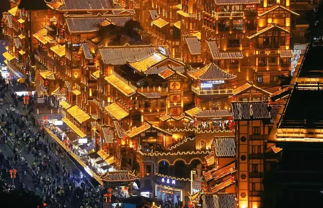 The holiday is coming soon in Chongqing, and it is also the peak season for tourism in Chongqing