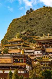 夏瓊寺，位於距離西寧兩小時左右車程的化隆縣查甫鄉，這座始建於1349年的寺廟在藏區享有盛名，寺廟的創
