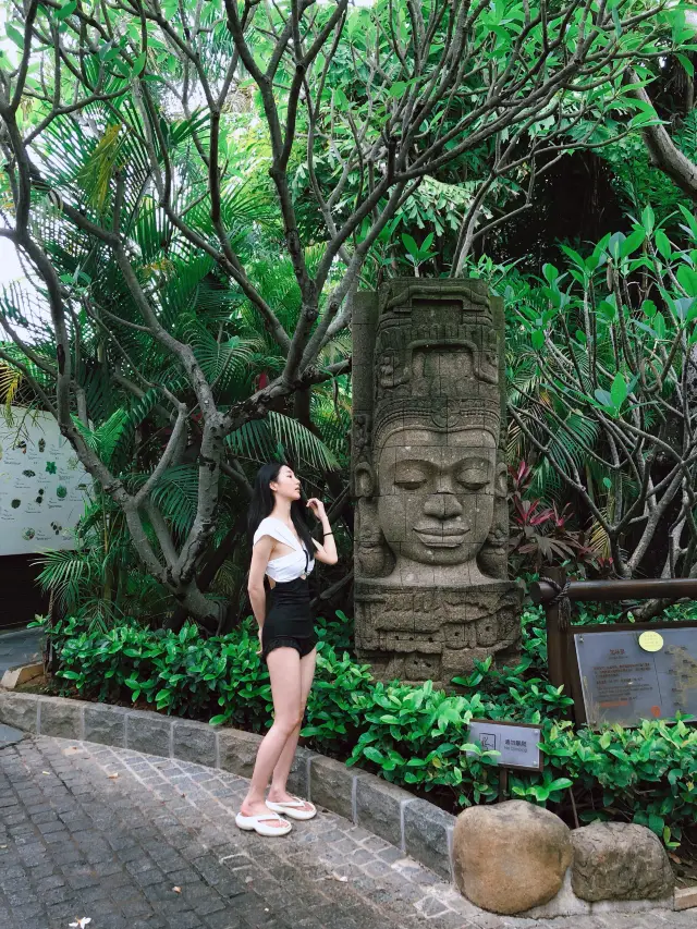 Surrounded by tropical plants of Southeast Asian style in Xiamen Riyuegu Hot Springs