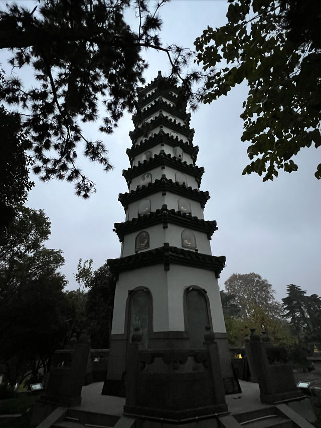 玄武湖深處遇見神秘喇嘛廟和白塔