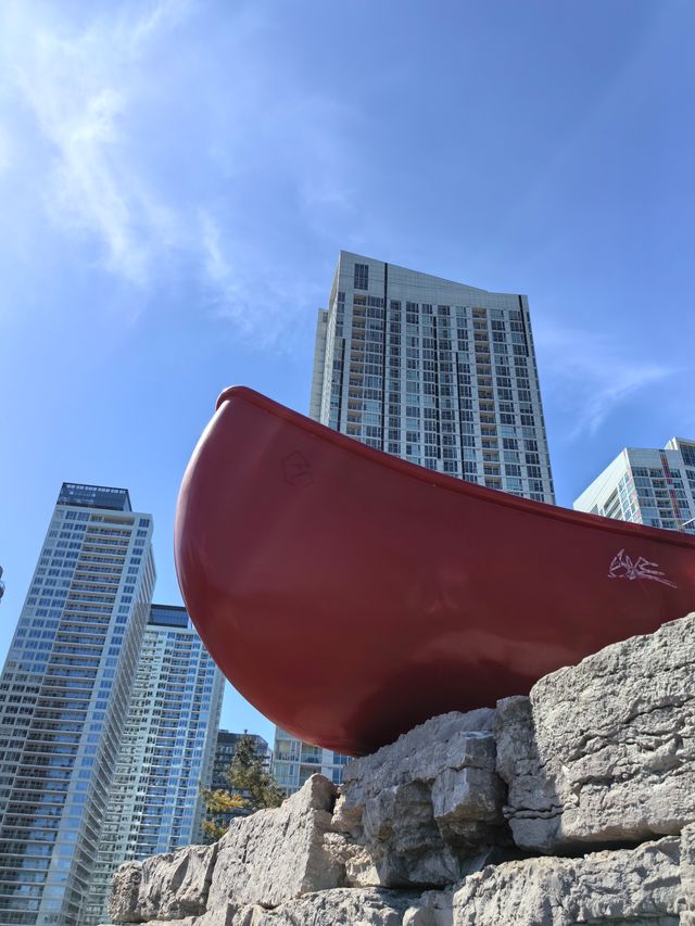 獨木舟登陸公園：坐在紅色獨木舟上，可以拍出與CN塔同框的美照