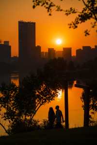 偷偷拍下夕陽垂釣者,尋找城市中的短逃離