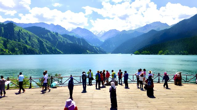 去新疆過夏天 湖光山色 遊覽烏魯木齊的天池景區