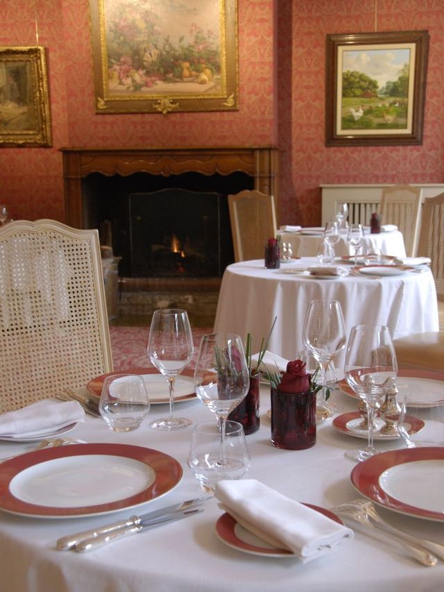 🏰✨ Carcassonne Charm: Discover Luxe Lodging! 🛎️🍇