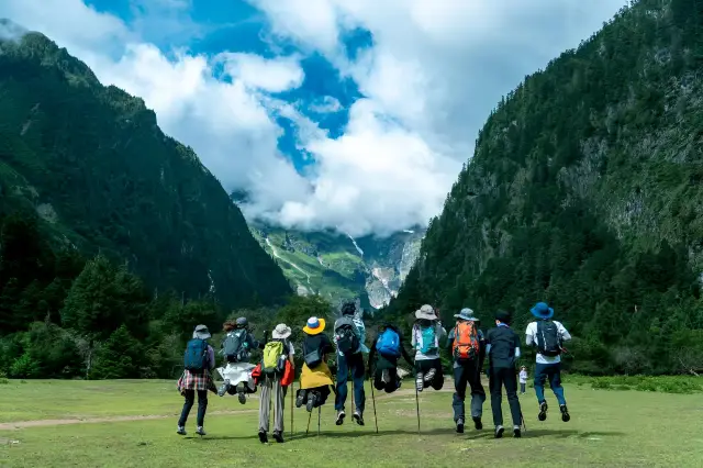 August Yubeng: A Classic Beginner's Hiking Route in China