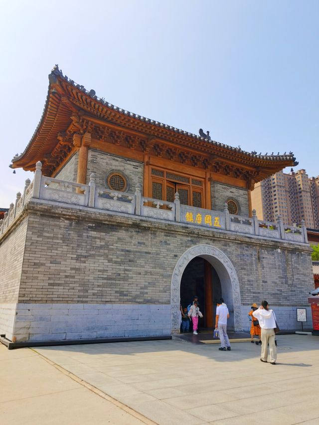 探索千年古寺。
