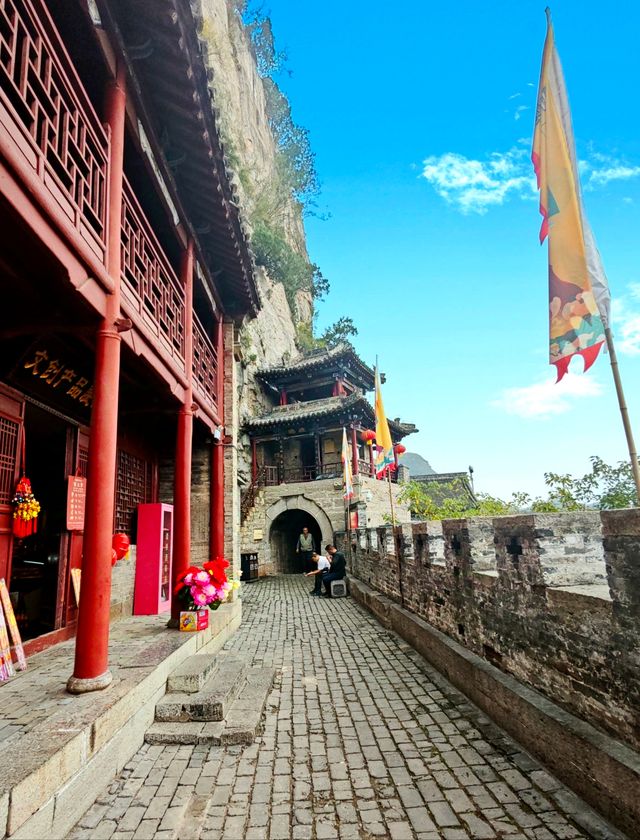 懸崖峭壁上的娲皇宮。