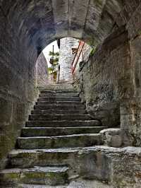 石山頂上的寺院，安順天台山伍龍寺。