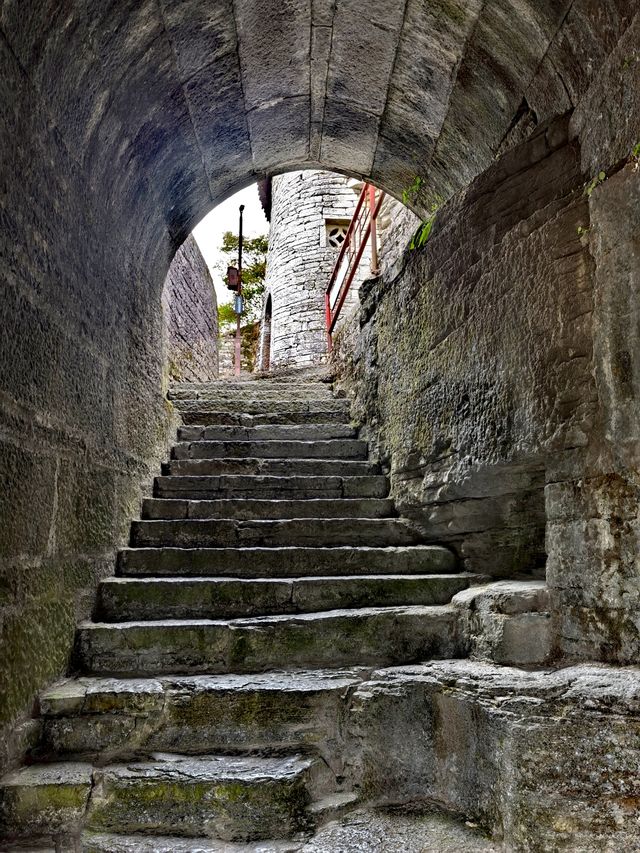 石山頂上的寺院，安順天台山伍龍寺。