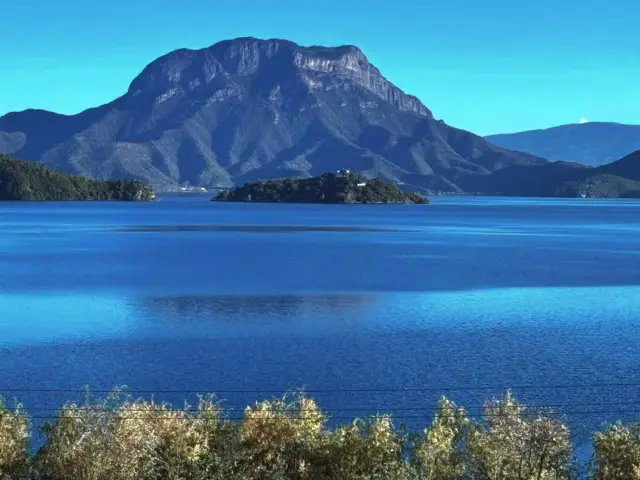 ความใสกระจ่างสีฟ้าครามที่คงอยู่นานนับหมื่นปี