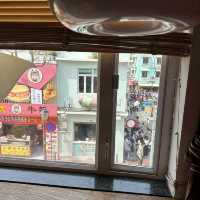 官也街的隱藏版小眾咖啡店☕️ 一窗之隔，隔絕人潮喧囂