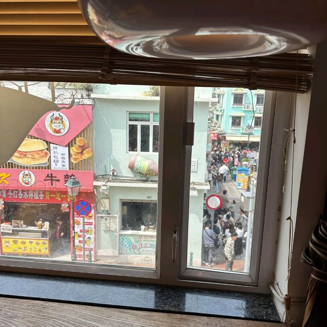 官也街的隱藏版小眾咖啡店☕️ 一窗之隔，隔絕人潮喧囂