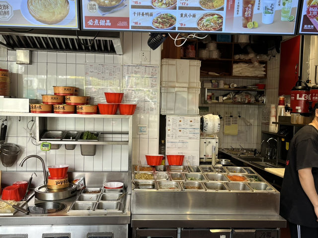 重慶市九龍坡區著名小食店店鋪：萊得快酸辣粉，適合觀光旅遊、度假休閒等！