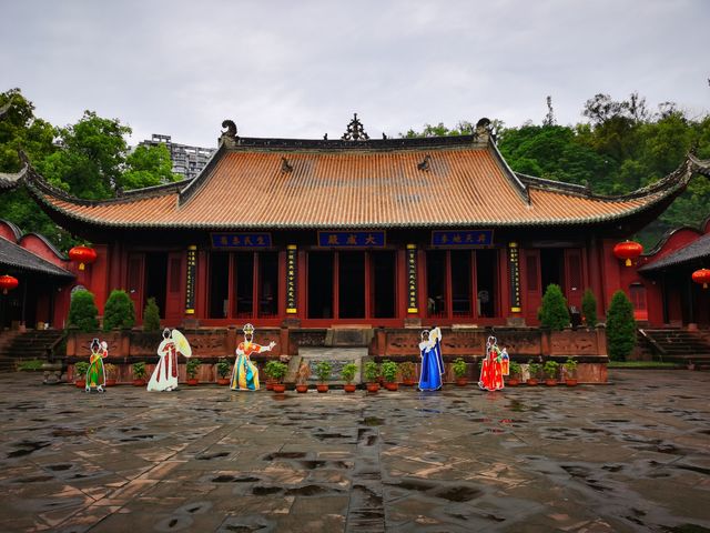 第一次喺雨中漫步樂山城