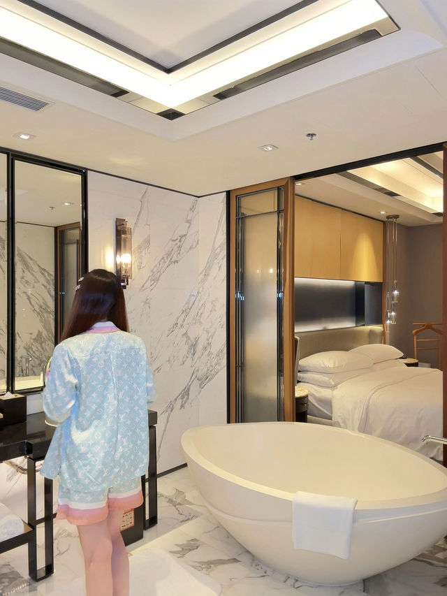 將雙子塔同鼓浪嶼裝入房間嘅廈門泰地萬豪酒店