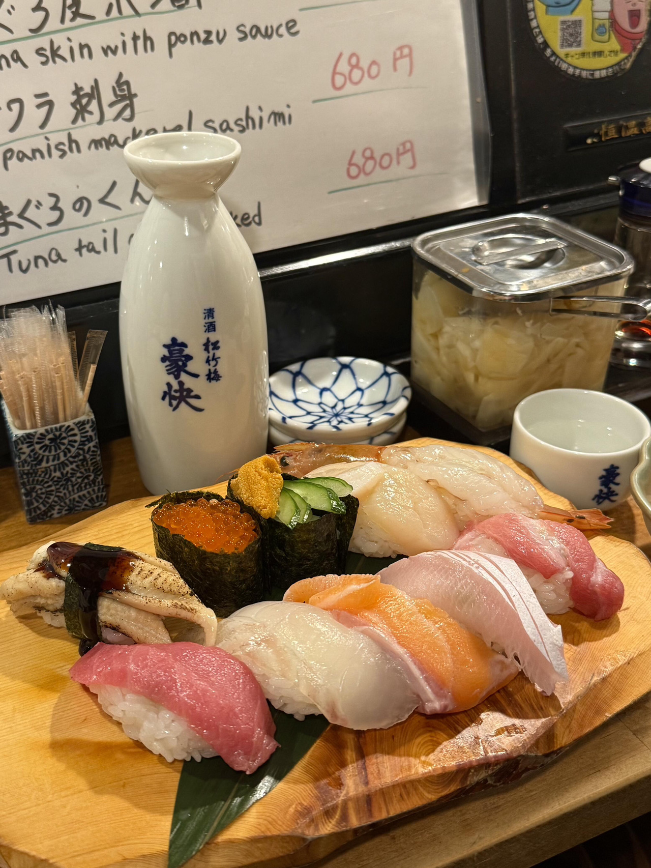 #大阪美食攻略 挖到寶了！這家在大阪讓我N刷的壽司店，谷歌評分常年穩在4.6+，每次去都被鮮到尖叫！店面雖小卻總是擠滿本地人，牆上還掛著粉絲感謝信和獎狀，直接安全感拉滿～

每顆壽司都像開盲盒般驚喜！厚切刺身堆到看不到米飯，尤其是Tuna油脂豐富到入口即化，嚼起來彈牙鮮甜～師傅還會不定期研發新菜品，每次都有新驚喜！

最感人的是價格！和朋友狂點3盤壽司、5款刺身加天婦羅，人均不到200塊！沒有陰陽菜單，學生黨也能放心衝～店裡超濃的市井煙火氣，吃的不只是壽司，更是本地人生活的溫度！

📍sushi restaurant Maguro Ittetsu 立ち寿司 まぐろ一徹 千日前店
壽司控快收好地址，來大阪錯過真的會後悔一輩子！