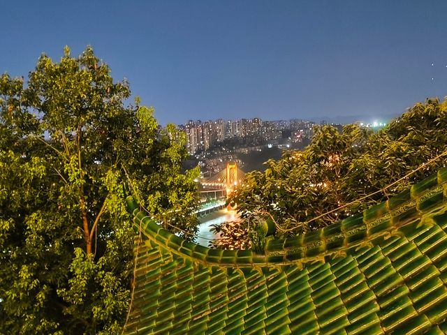 呢場大雨澆唔熄我對重慶嘅熱情！啱啱打卡完絕美夜景觀賞地鴻恩閣，即刻嚟俾你哋安利呢個寶藏景點 鴻恩