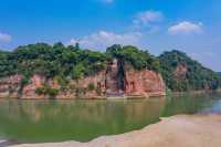 以下是一個樂山一晚兩天的旅遊路線，預算每人1200元：