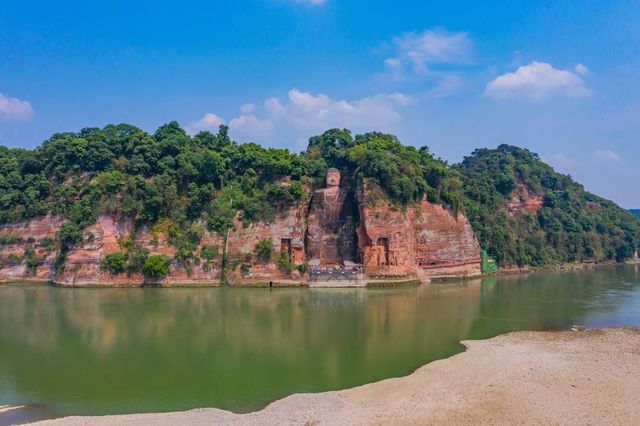 以下是一個樂山一晚兩天的旅遊路線，預算每人1200元：
