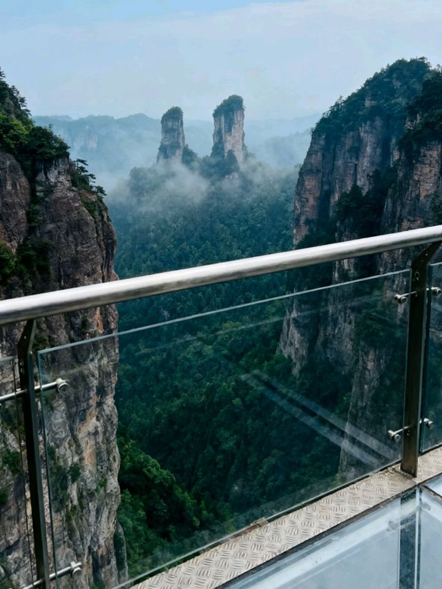 湖南張家界:石英峰林刺破雲端,玻璃棧道上的心跳與仙境撞個 湖南張家界:石英峰林刺破雲端,玻璃棧道上的心跳與仙境撞個