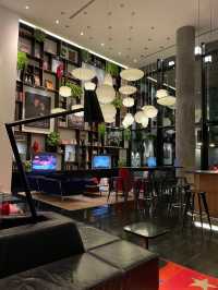 紐約時代廣場世民酒店：城市心臟中的科技享受   乘著地鐵旅行，抵達紐約時代廣場世民酒店。地