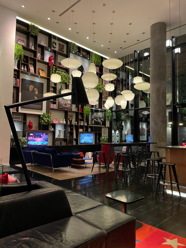 紐約時代廣場世民酒店：城市心臟中的科技享受   乘著地鐵旅行，抵達紐約時代廣場世民酒店。地