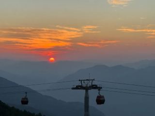 The sunset at Jiaozi Mountain in Kunming begins, experience the romantic blue hour