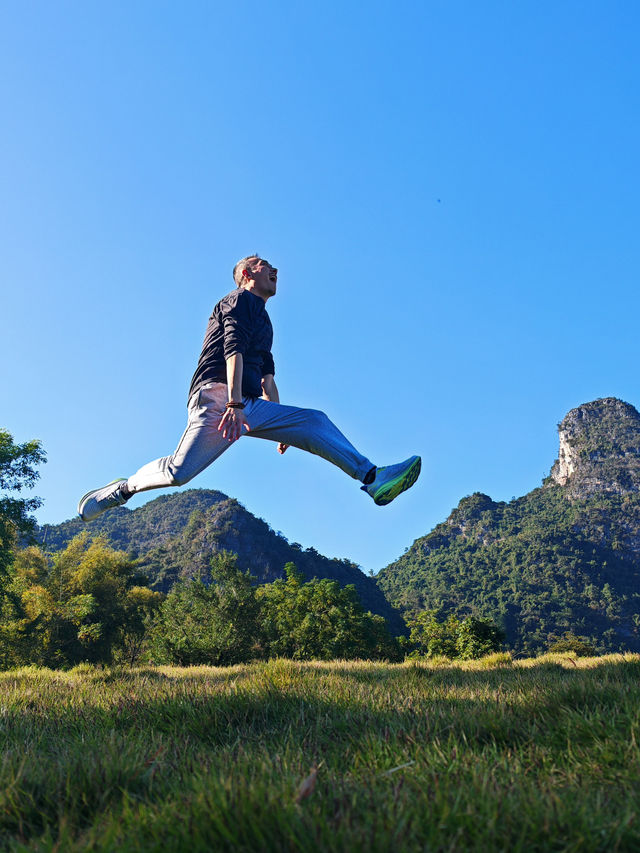 峒那嶼灣 喀斯特與黑水河的奇妙山水組合 峒那嶼灣 喀斯特與黑水河的奇妙山水組合