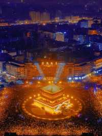 鐘樓下萬隻氣球雨+城牆燈展盛唐燈火裡撞進2026