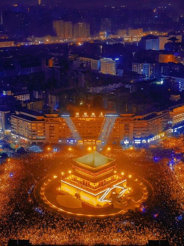 鐘樓下萬隻氣球雨+城牆燈展盛唐燈火裡撞進2026 鐘樓下萬隻氣球雨+城牆燈展盛唐燈火裡撞進2026