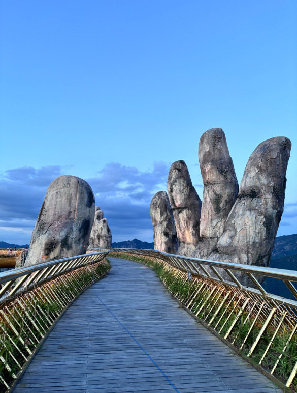 As someone who is rarely impressed by scenery, I rushed to Jiande Maling Tianguan (also known as TF Adventure Park) on a workday and was completely blown away—are tourist spots really this competitive now? A mountain over a thousand meters high, you "lie flat" going up via a cloud ladder, and scream your way down with rafting and zip-lining. It’s the ultimate lazy person’s paradise!
Attractions
• Maling Tianguan Scenic Area: The core attraction of Zizhou Village, featuring numerous natural landscapes and thrilling amusement projects. The Tianguan Buddha’s Hand Bridge is located at the mountain top about 1,000 meters above sea level, with the Buddha’s Hand standing 23 meters tall, a landmark of the scenic area. There’s also a 3.9-kilometer-long cliff glass rafting and a roughly 200-meter-long high-altitude Dragon Scale Dam.
• Maling Ancient Trail: An extension of the real-life scene from the "Dwelling in the Fuchun Mountains" painting, connecting stunning views like Danxia Red Cliffs, the thousand-year-old post road, and the bamboo sea cloud ladder. It’s the only ancient trail in Zhejiang selected as one of the top ten classic hiking routes in the Yangtze River Delta, perfect for hiking enthusiasts.
• Xishan Bridge: Located among the fields of Zizhou Village, this ancient bridge from the Southern Song Dynasty is 760 years old, allowing visitors to feel the traces of time.
Food Recommendations
• Handmade Sweet Potato Vermicelli: A specialty of Zizhou Village, you can taste handmade sweet potato vermicelli roasted over charcoal at local farmhouses, soft and flavorful.
• Other Farmhouse Dishes: Many farmhouses in the village use local green ingredients, offering fresh vegetables, meats, and other farmhouse dishes to experience the rustic countryside atmosphere.
Accommodation Recommendations
• Jiande Huangjia Homestay: Located at No. 112 Zizhou Village, adjacent to Maling Tianguan Scenic Area, this is a four-story detached villa surrounded by mountains with a beautiful environment. The homestay offers various room types and features an open courtyard, leisure terrace, and facilities for activities like barbecues.
Transportation Guide
Self-driving is recommended. Zizhou Village is located at the junction of Jiande, Tonglu, and Pujiang, in the middle section of Provincial Road 210, known as "Zhejiang’s Most Beautiful Scenic Provincial Road for Self-Driving." If using public transportation, first reach Jiande City, then take a shuttle bus to Qiantan Town, followed by a taxi or rural bus to Zizhou Village.