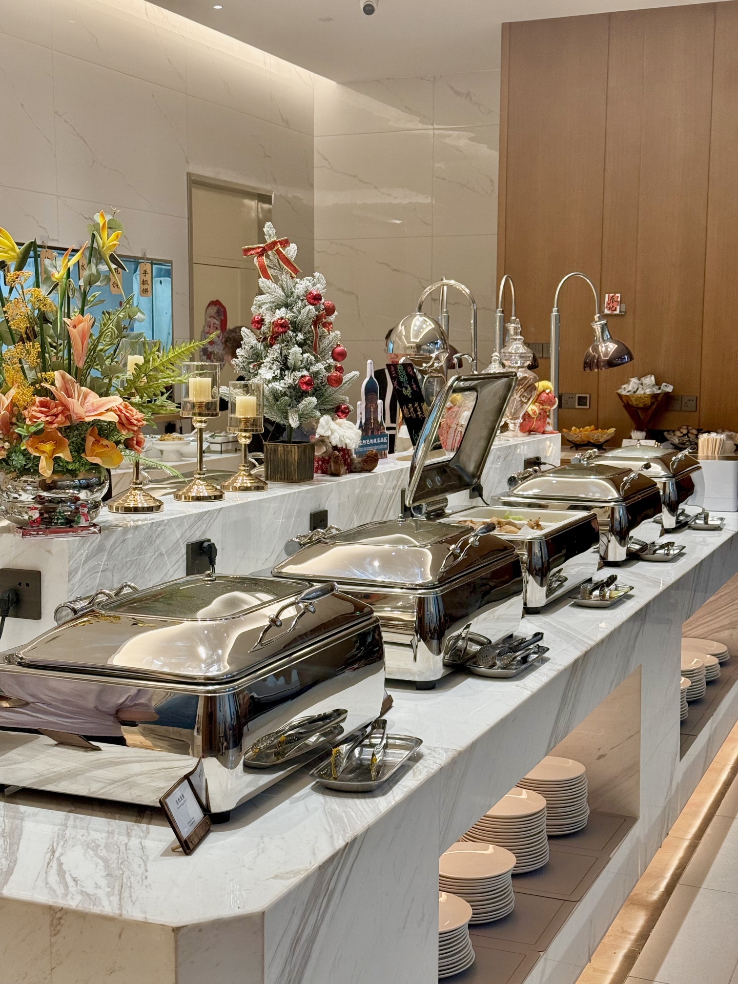 This winter, you must visit Harbin! This 3️⃣-day 2️⃣-night food and sightseeing guide will handhold you to easily enjoy Harbin👍
-
🩵Day 1
Hayao No.6 Factory ➠ Zhonghua Baroque ➠ Saint Sophia Cathedral ➠ Central Street ➠ Songhua River Railway Bridge ➠ Zhaolin Park
Saint Sophia Cathedral & Central Street: Besides many great photo spots, there are plenty of shops nearby selling warm winter gear
Songhua River Railway Bridge: Experience the frozen river at sunset
Zhaolin Park: A free little ice and snow world
·
🩵Day 2
Hongzhuan Street Morning Market ➠ Sun Island Snow Sculpture Art Expo ➠ Ice and Snow World
Hongzhuan Street Morning Market: Fried cakes, meat and egg buns, sticky bean buns, thin-skinned large meat buns
Ice and Snow World: Recommended to visit around noon; the scenery during the day, sunset, and night each has its own charm
·
🩵Day 3
Window of Eurasia ➠ Harxi Wanda Plaza ➠ Music Corridor ➠ Bund Snowman Pier ➠ Diamond Sea
Window of Eurasia: Check in at the hidden yellow castle in the pine forest
Harxi Wanda Plaza: Opposite Gate 1, check in the frozen rose
Music Corridor: Harbin’s iconic giant snowman
Bund Snowman Pier: Besides checking in the giant snowman, if you miss the ice slide, you can still play here
Diamond Sea: Harbin’s own diamond beach
-
🏨【Accommodation】
Recommended: "DeRUCCI Healthy Sleep Riverside Hotel"
The hotel is located by the Songhua River, 🌅 with river view rooms offering a direct view of the ice and snow Ferris wheel
Right at the entrance is Shanghai Street Station on Metro Line 3🚇, taking the metro to Ice and Snow World, Central Street, Saint Sophia Cathedral, Hongzhuan Street Morning Market, Sun Island, Polarland, Zhonghua Baroque…🤭 only takes about 10-15 minutes
The bedding is all from DeRUCCI’s custom series‼️ Soft yet very supportive, the room is equipped with plant essential oil aromatherapy, humidifier, and purifier, perfect for guests from the south!♨️ Hot goodnight tea is also provided in the evening to warm you up~
-
😋【Food】
There are many Northeast Chinese restaurants and takeout options near the hotel, including Lao Chu Jia, Pian Lian Zi BBQ, Xiao Wei BBQ, Shan He Tun Iron Pot Stew, Zhuozhan Spicy Hot Pot…🚶 all within walking distance
-