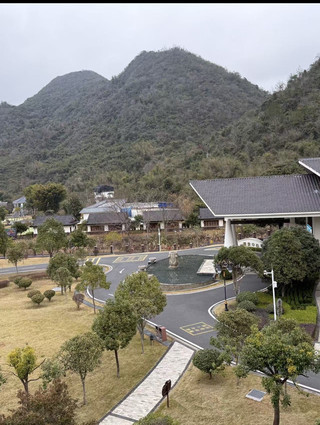 広東省の温泉最高峰・乳源蓝山源|山と湖のあいだのバリ風温泉リゾート 南嶺の山々に隠れた温泉リゾートホテルで、蓝山湖のほとりに建つ,