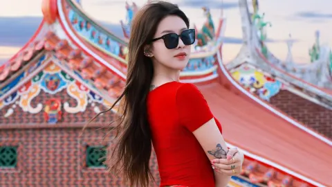 After experiencing the hustle and bustle of Quanzhou's West Street, you absolutely must visit this seaside resort. See the Buddhist paradise by the sea, with its golden roof reflecting in the blue ocean – a breathtaking sight, perfect for capturing nine photos in a grid. — traveler post in Quanzhou