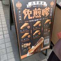 很有古早味的氣息，到處都是古蹟級的建築，迪化街的商業氣氛，還有街道邊不起眼的小吃攤