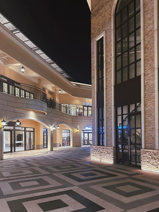 《台中》歐式風格購物中心 全台最大摩天輪-麗寶OUTLET MALL