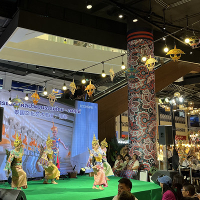 Iconsiam Unique Indoor Floating Market Bangkok Editorial Stock Image -  Image of chandeller, center: 148017119