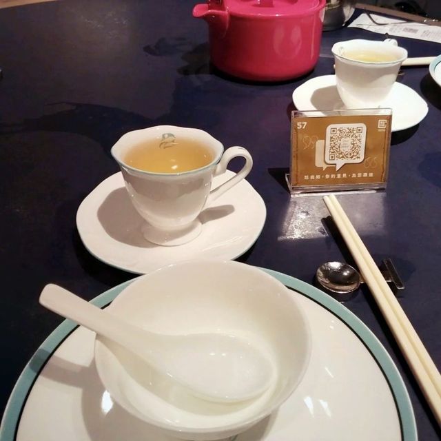 ☔️八號風球下輕鬆飲茶！潮洲風味肉碎粥必食，仲有熱辣辣的點心！🥟