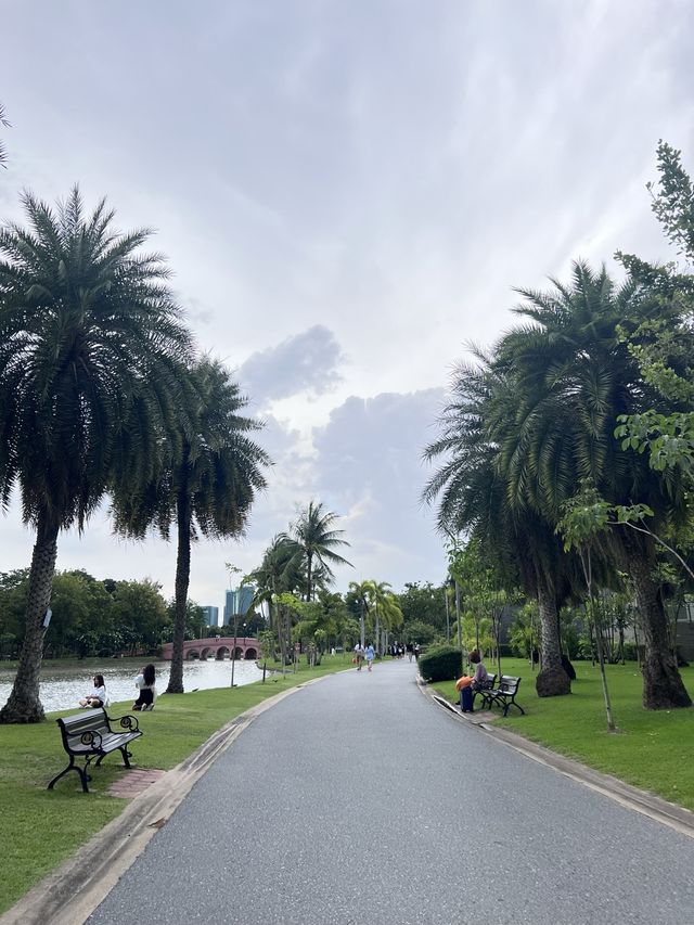 มุมถ่ายรูปฟีลเกาหลี ที่สวนจตุจักรในวันฝนตก 🌳 🚊