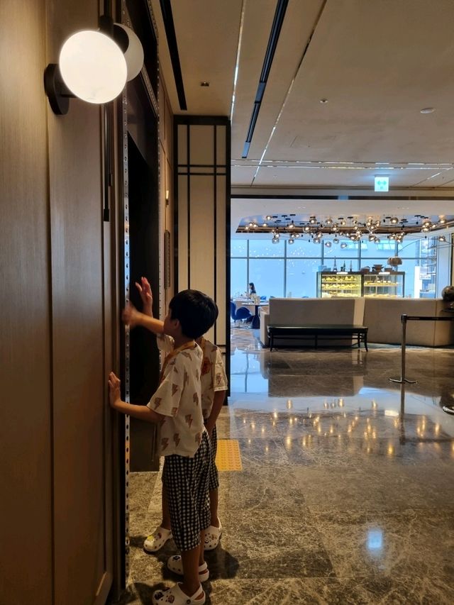 무료 음료가 제공되는 르메르디앙 체크인 카운터